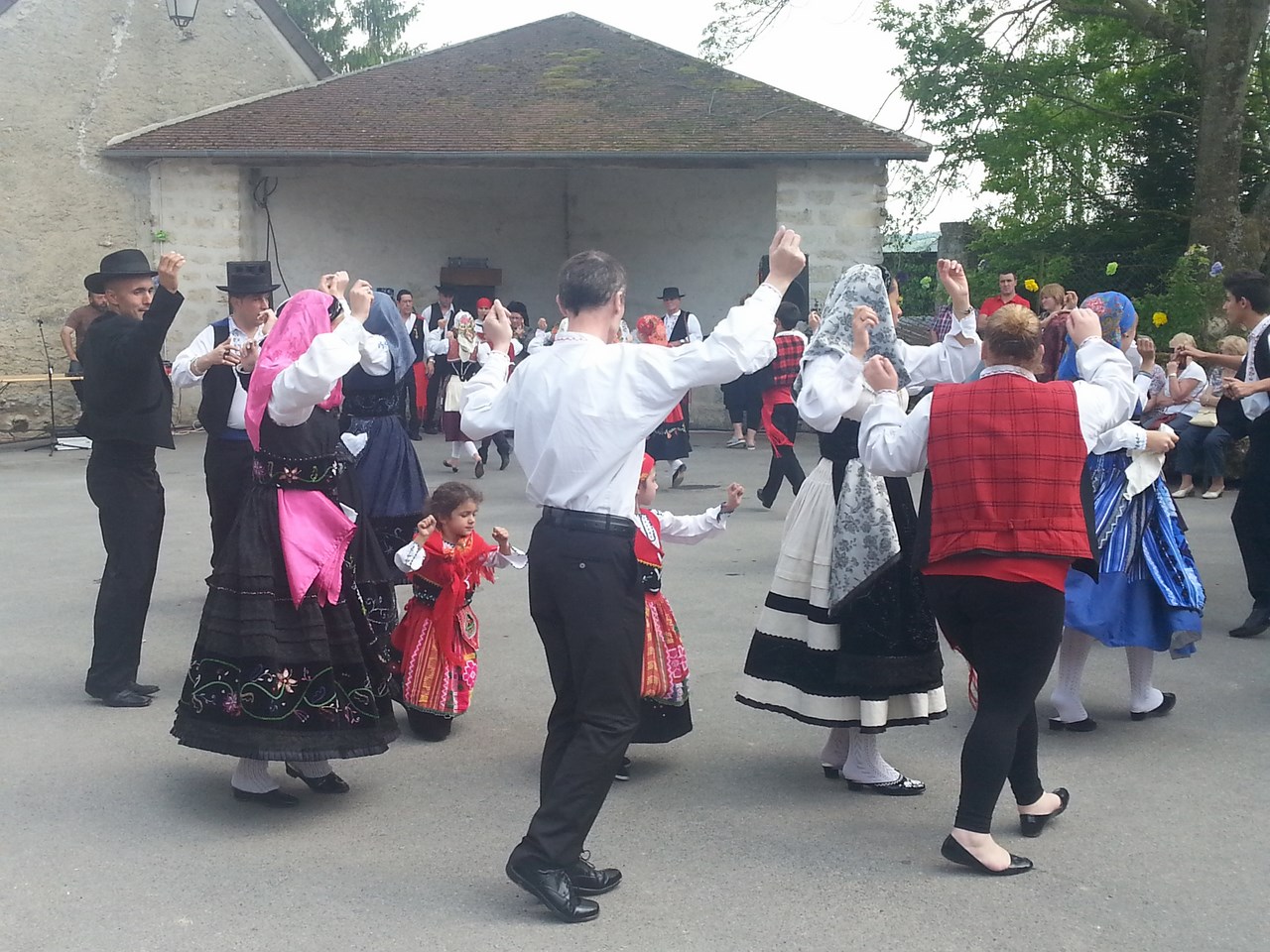 Danse sur la place du village