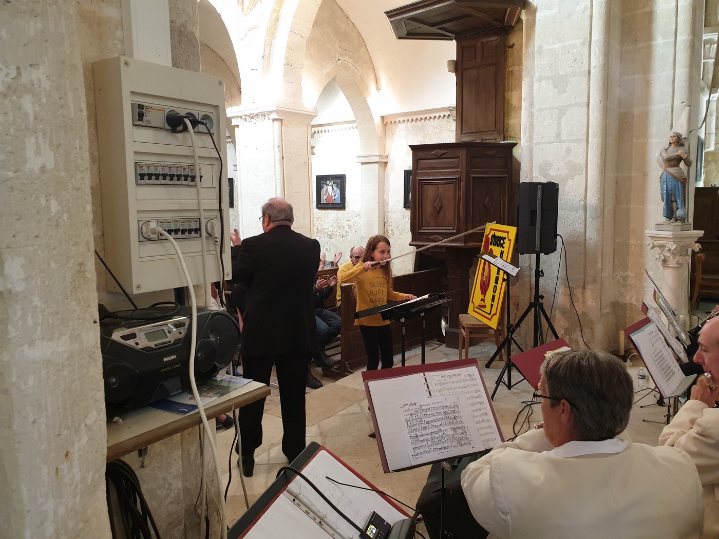 Nouvelle cheffe d'orchestre (avec grande baguette)