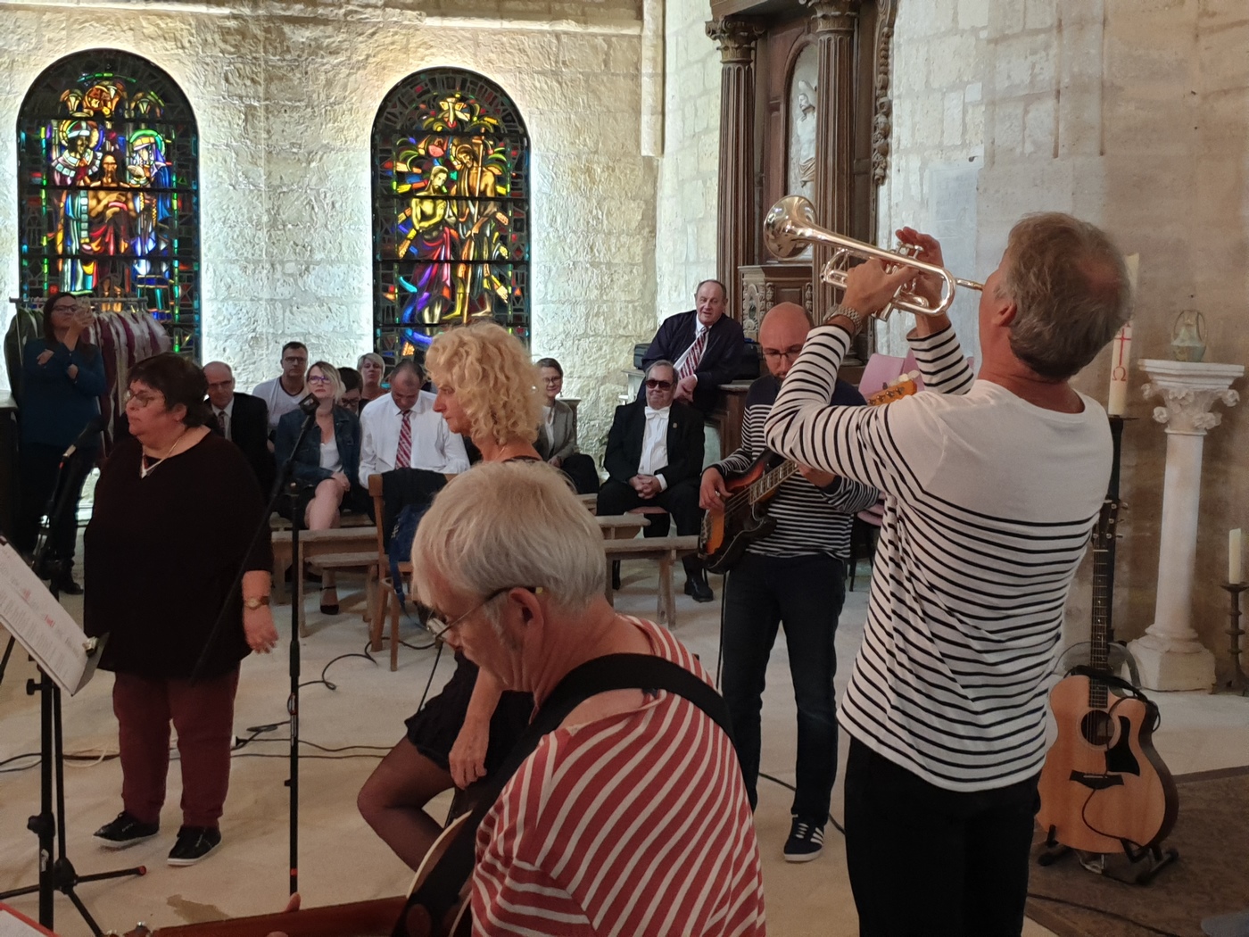 Le groupe CARPE DIEM (En arrière plan les membres de l'orchestre de ST-BRICE-COURCELLES)