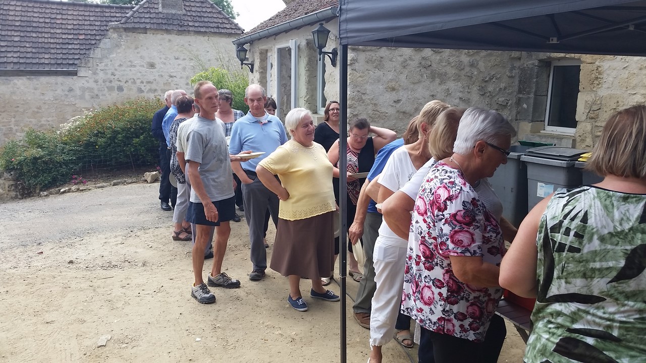 Tout le monde fait la queue.... Pas de ticket de rationnement