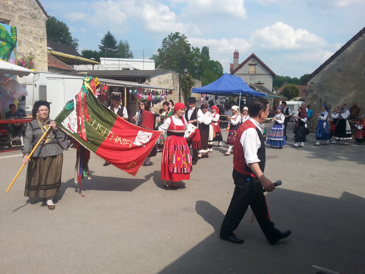 Danse sur la place du village