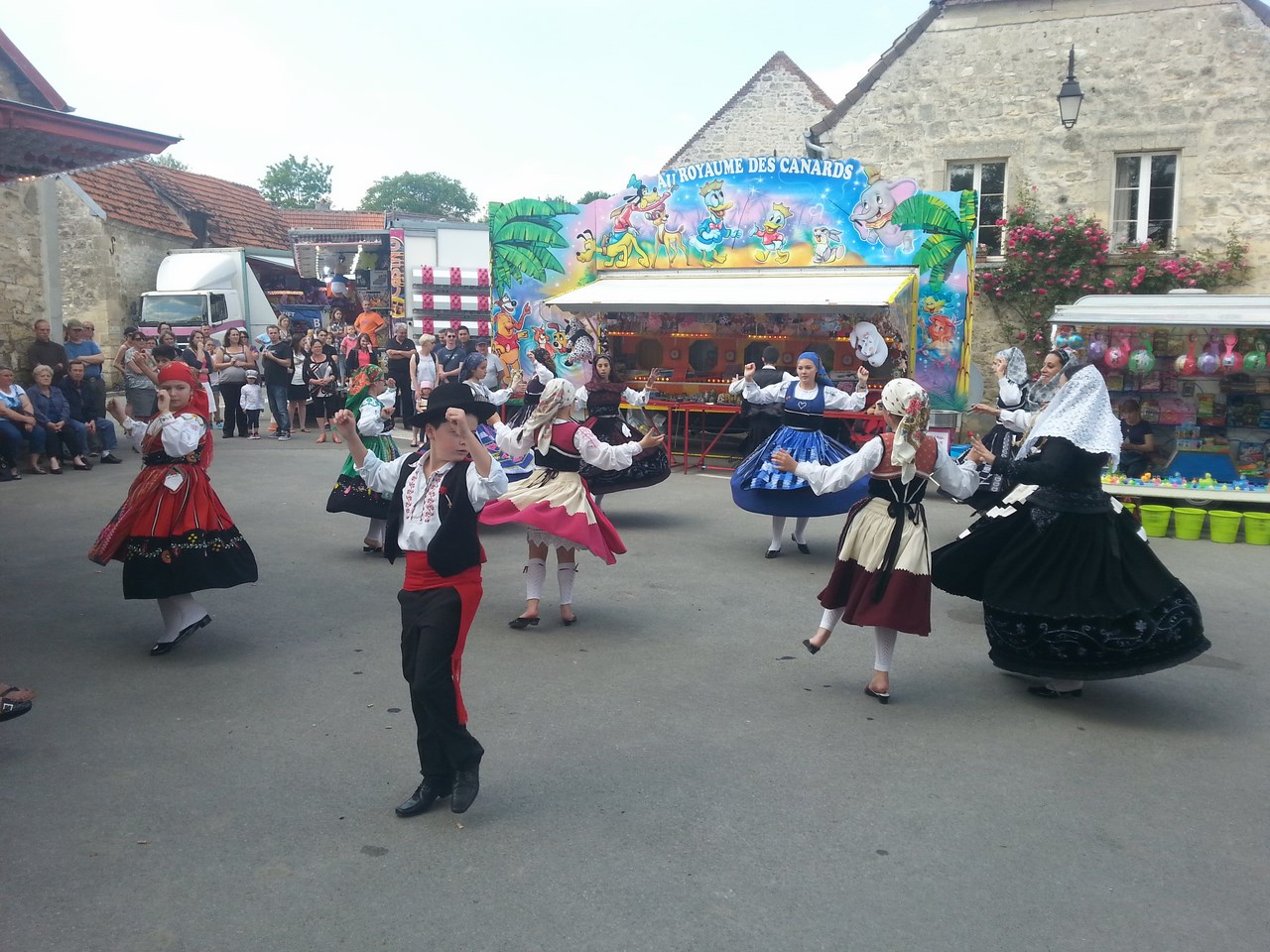 Danse sur la place du village