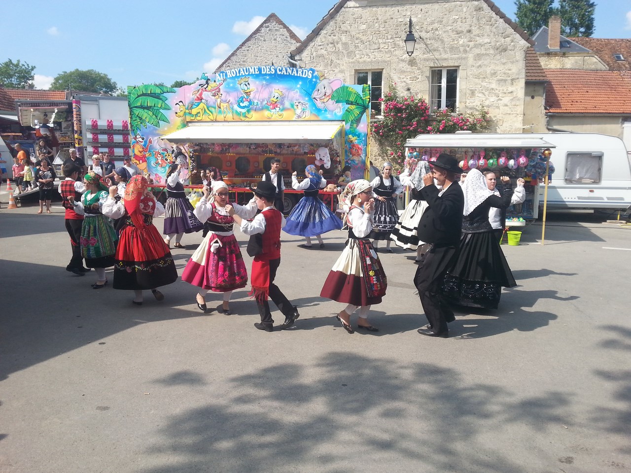 Danse sur la place du village