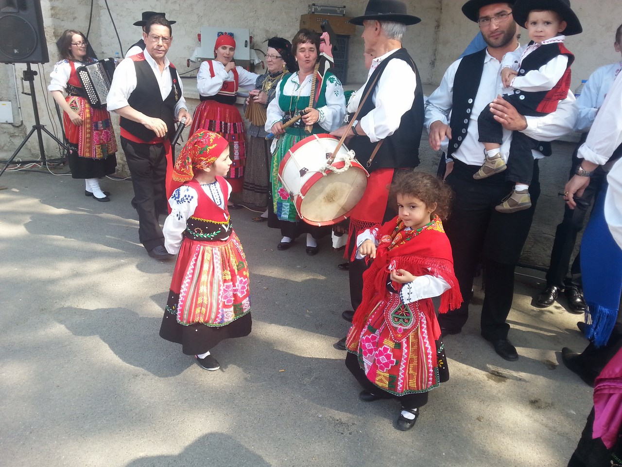 Danse sur la place du village