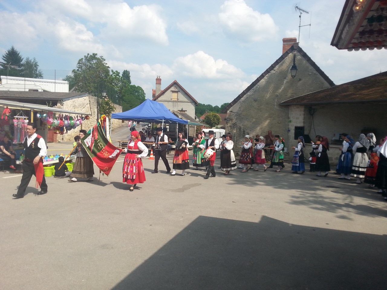 Danse sur la place du village