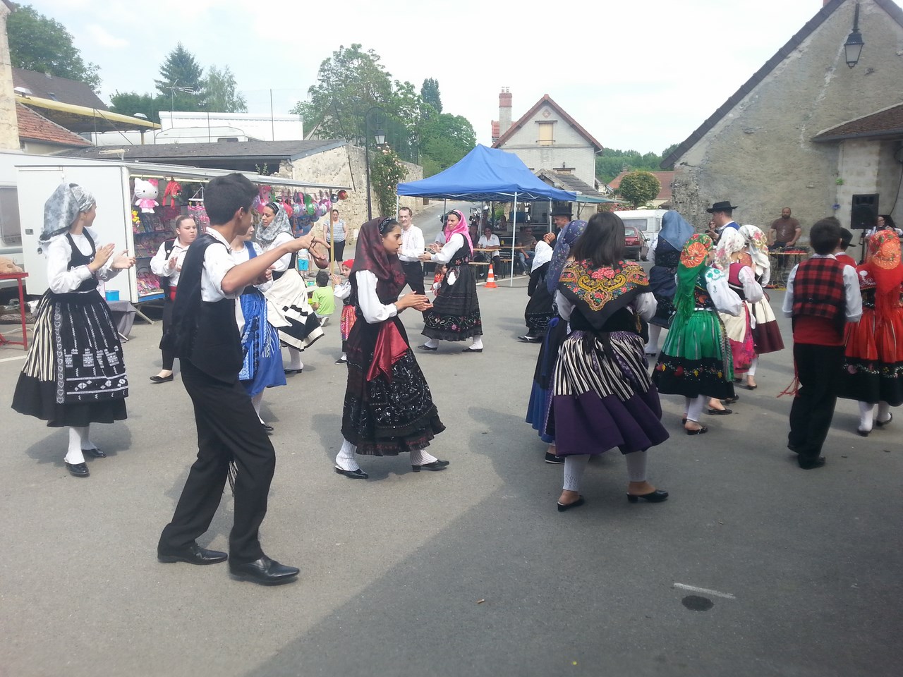 Danse sur la place du village