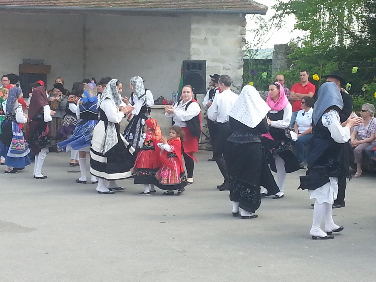 Danse sur la place du village