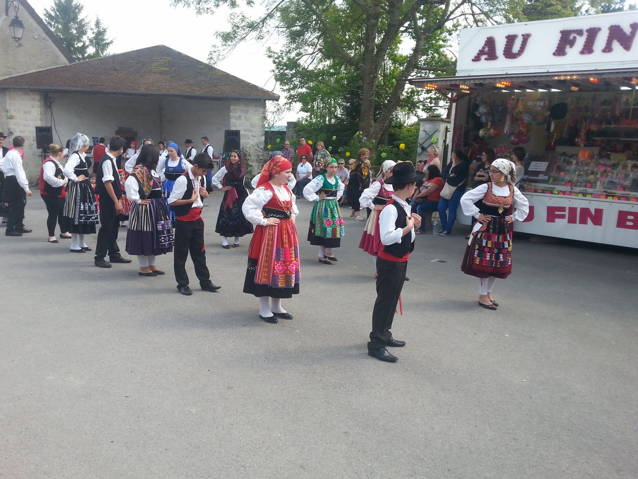 Danse sur la place du village